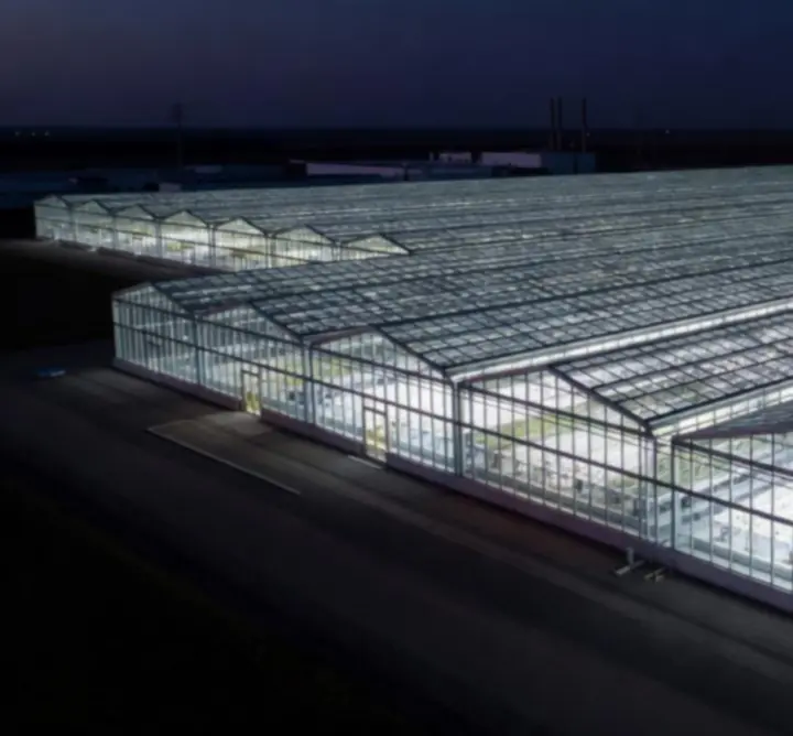 Luchtfoto van een succesvol verlichtingsproject bij industriële en kaslocaties